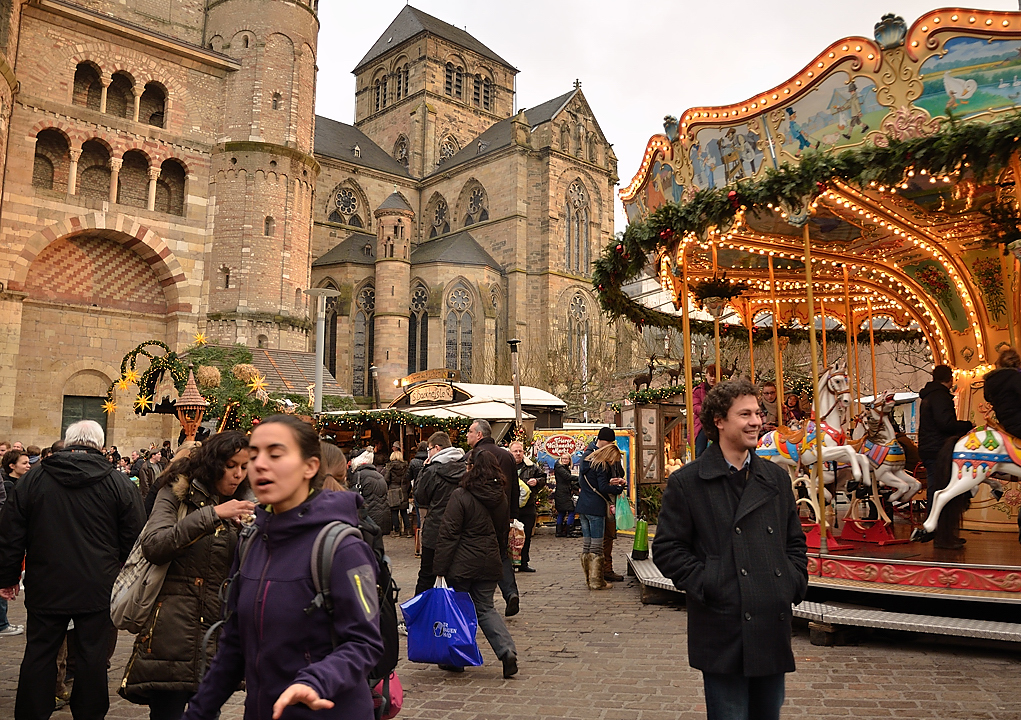 Dagstuhl-121219-012-Trier.jpg - Christmasmarket in front of the cathedral