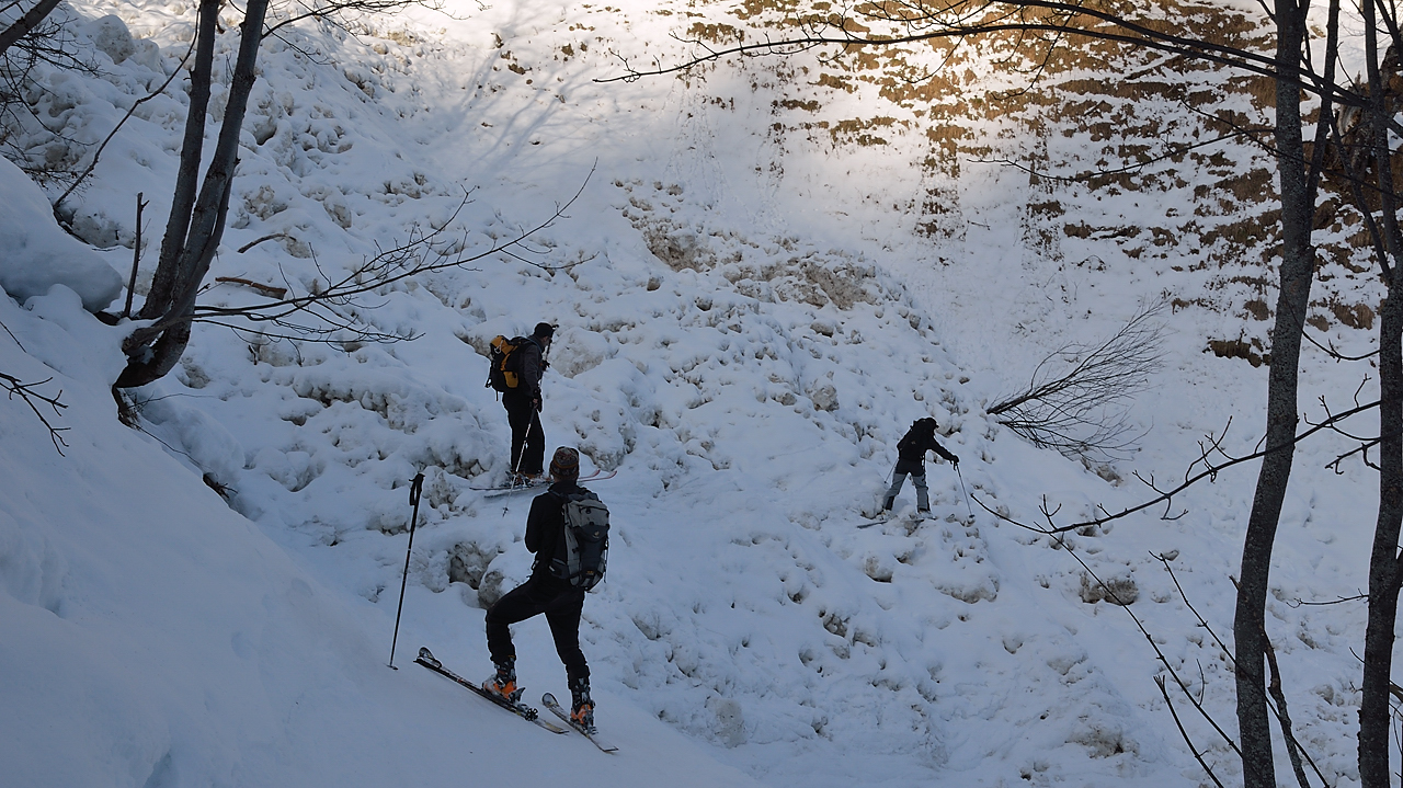 Sambuis-121231-033.jpg - Une des nombreuses avalanches de fontes que nous devons traverser, c'est impressionnnant