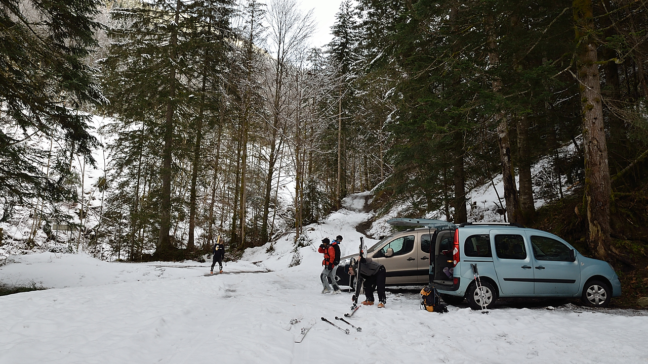 Chapotet+n-a-rus-2013-01-12-081.jpg - ca passe a skie jusqu'a la voiture mais seulement si on ne tient pas trop a ses ski
