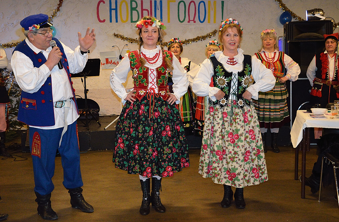 Chapotet+n-a-rus-2013-01-12-093.jpg - costumes de diverses regions polonaises --- les "edelweiss" sont ceux de la montagne, j'ai oublie les autres