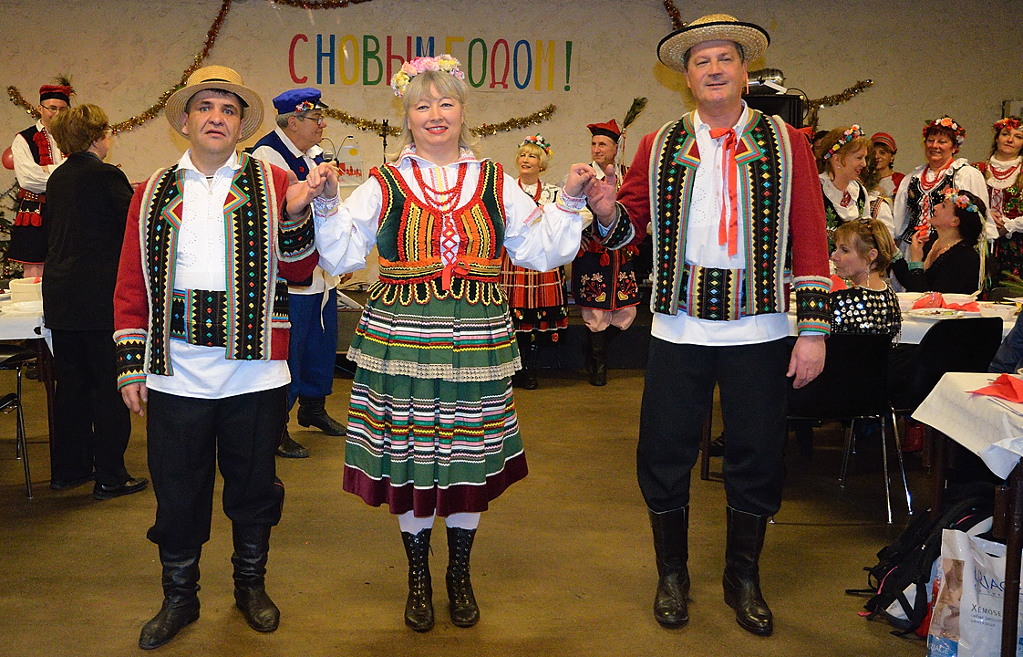 Chapotet+n-a-rus-2013-01-12-095.jpg - costumes de diverses regions polonaises --- les "edelweiss" sont ceux de la montagne, j'ai oublie les autres
