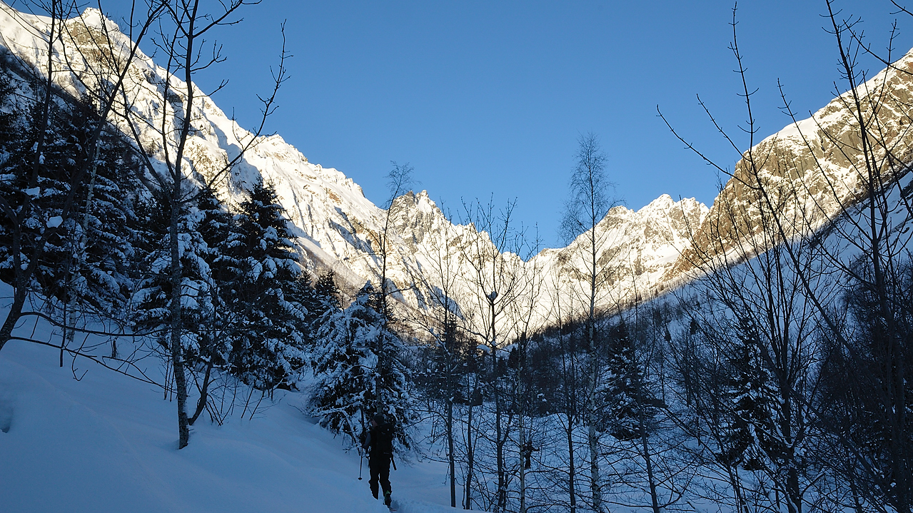 GrandMoretan-130126-004.jpg - Au fond la Charmet de l'Aiguille ?