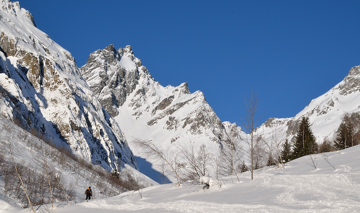 GrandMoretan-130126-007.jpg - On s'approche un peu du carrefour -- droit devant la Charmet de l'Aiguille