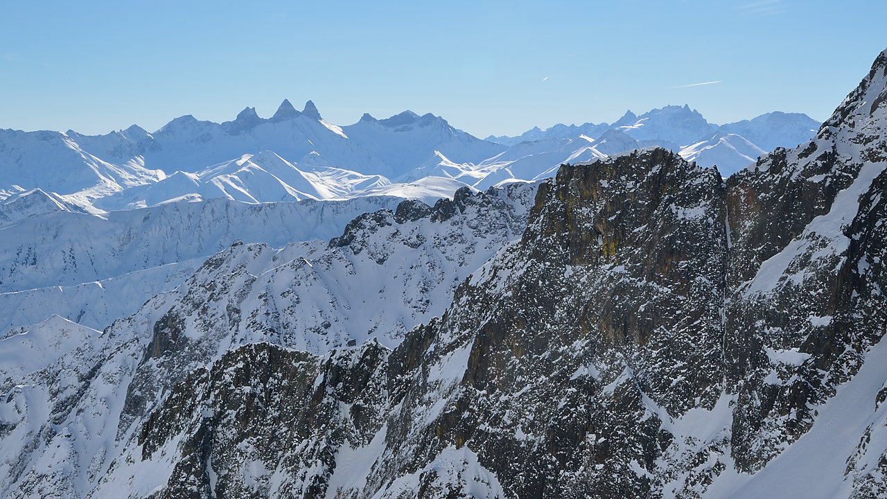 GrandMoretan-130126-018.jpg - Les Aiguilles d'Arves par-dessus l'arrete de la Charmet de l'Aiguille