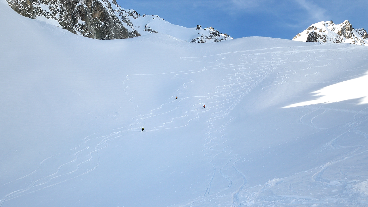GrandMoretan-130126-023.jpg - encore nos belles traces -- mélées a d'autres -- dans la super poudreuse ; pourtant ca fait surement 4 jours qu'il n'a pas neigé