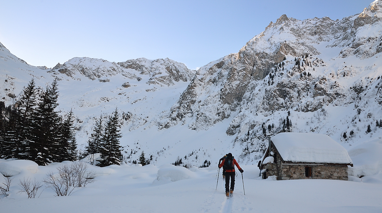 ColMenou-130209-014.jpg - La cabane de Malentraz -- qui ne voit pas le soleil bien longtemps