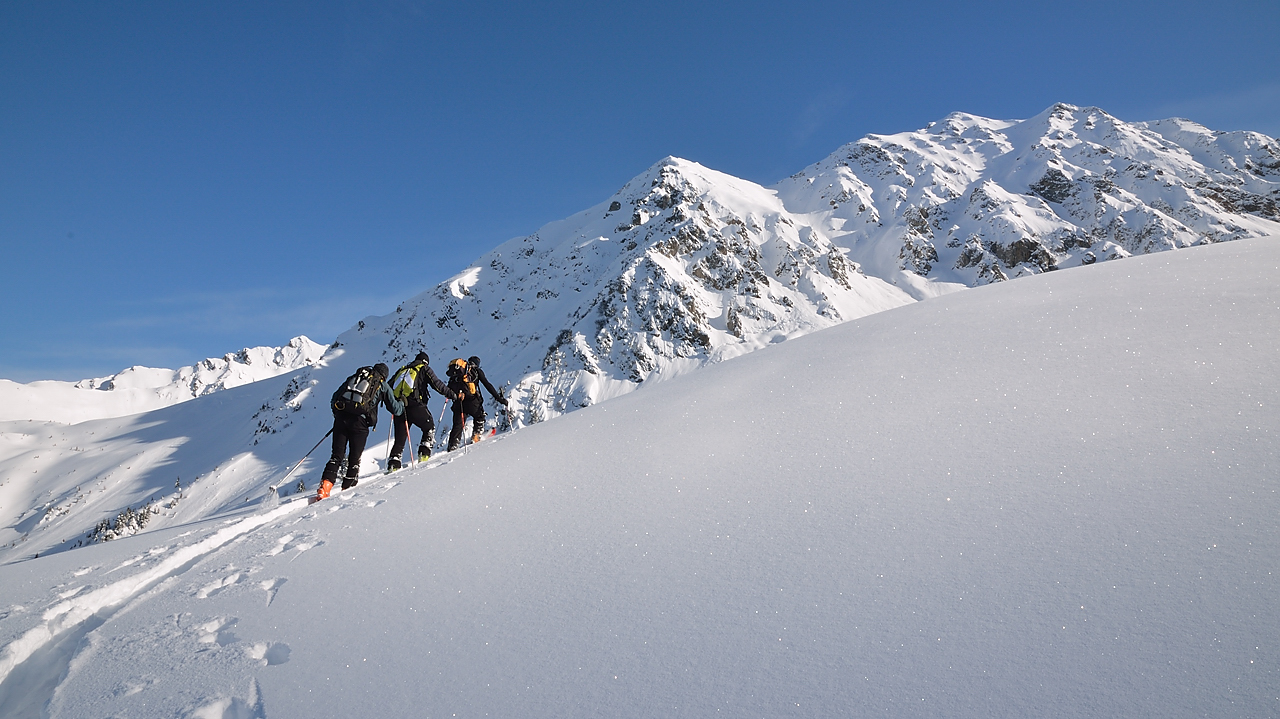 GrdValoire-130216-019.jpg - Arrivee au soleil (non loin du chalet -- et toujours la Porte de l'Eglise au fond)