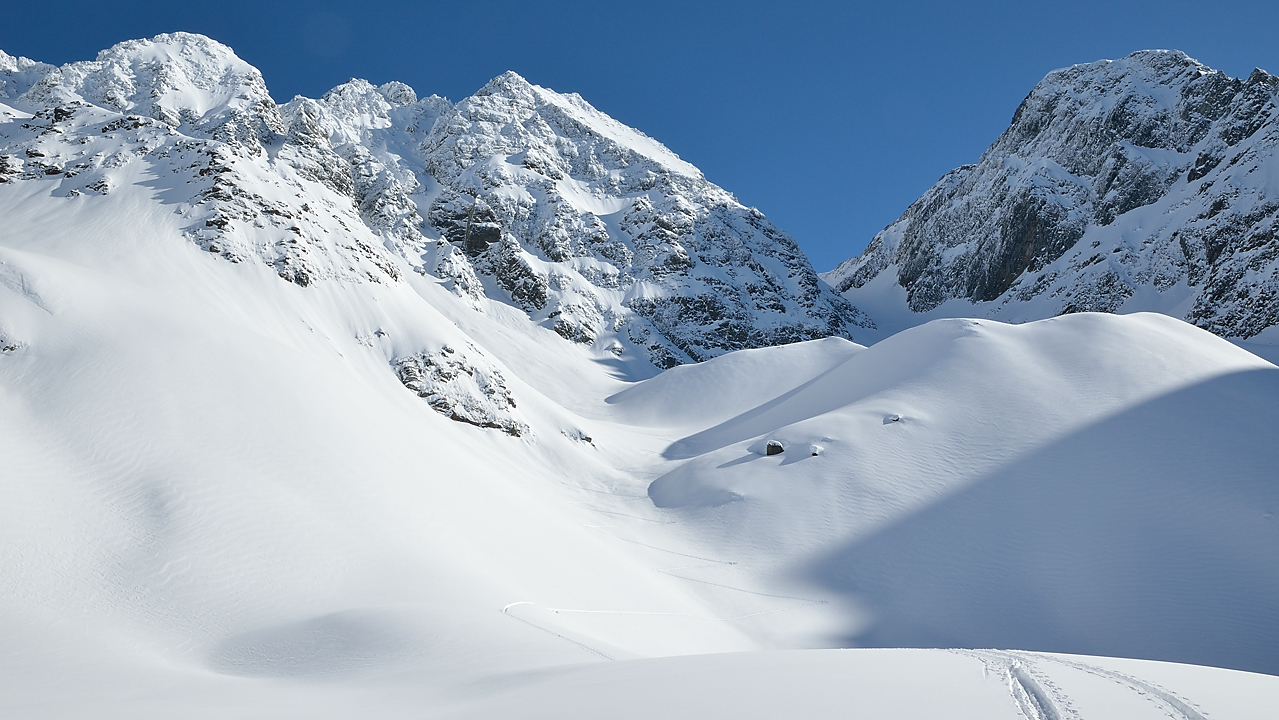 GrdValoire-130216-057.jpg - de retour au lac  Blanc -- vue sur le col d'Arguille, apparemment les autres l'ont traverse