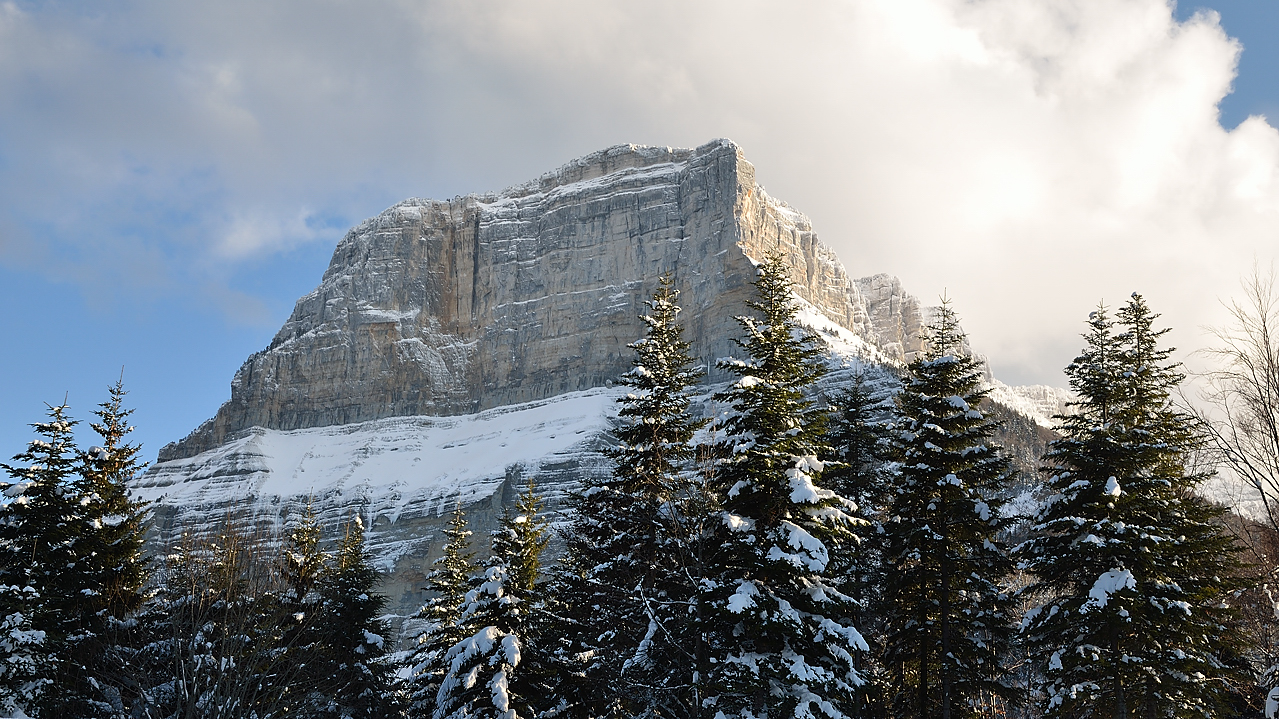 StMeme-130217-054.jpg - Vue sur le Granier du col du meme nom ou on peut boire une bonne biere au soleil (et bien au chaud)