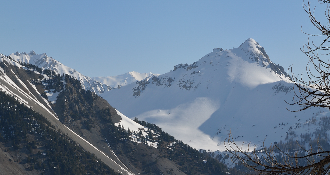 Nevache-20130423-002.jpg - encore dans les pentes raides au-dessus de Nevache : vue sur l'Aiguille Rouge (je crois)