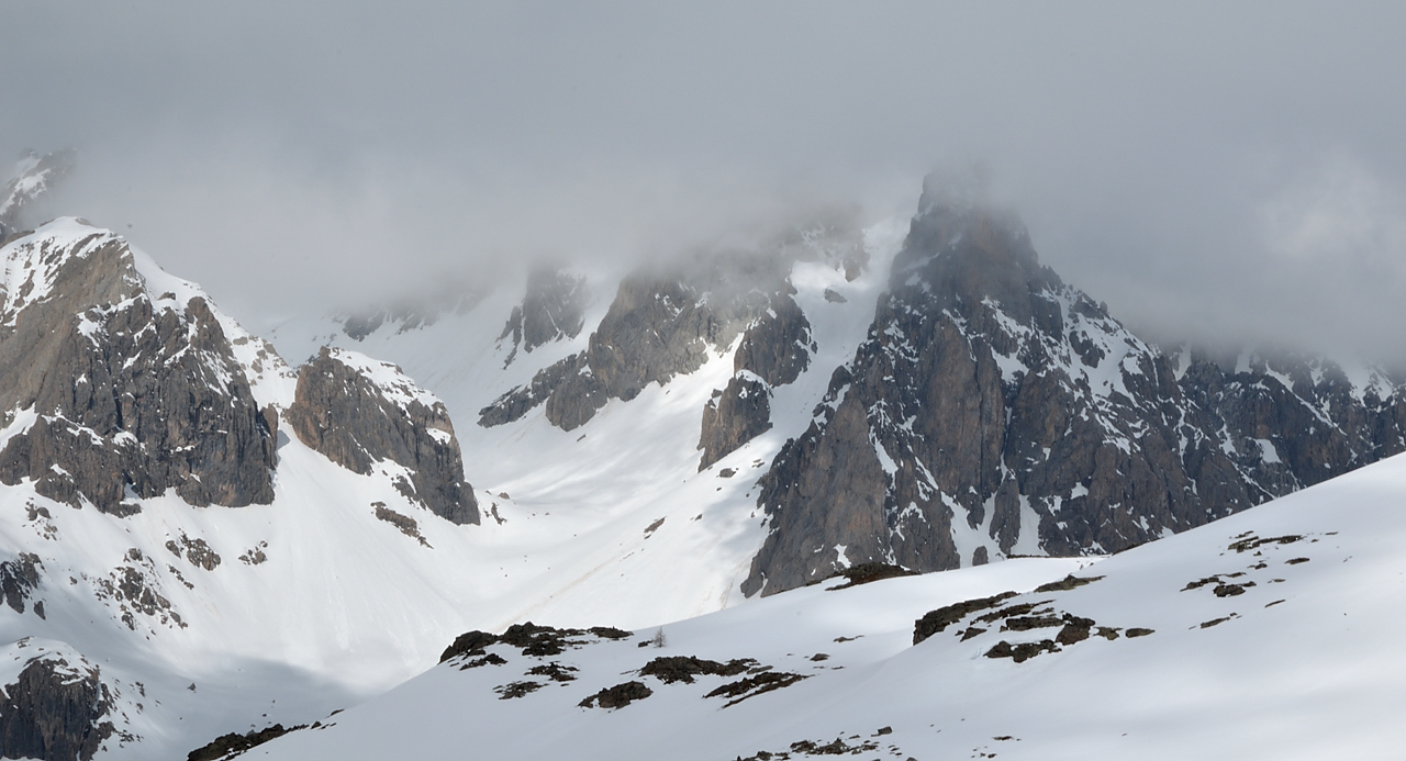 Nevache-20130424-046.jpg - Vue sur l'Aiguille des Cerces qui est presque tout le temps restee accrochee