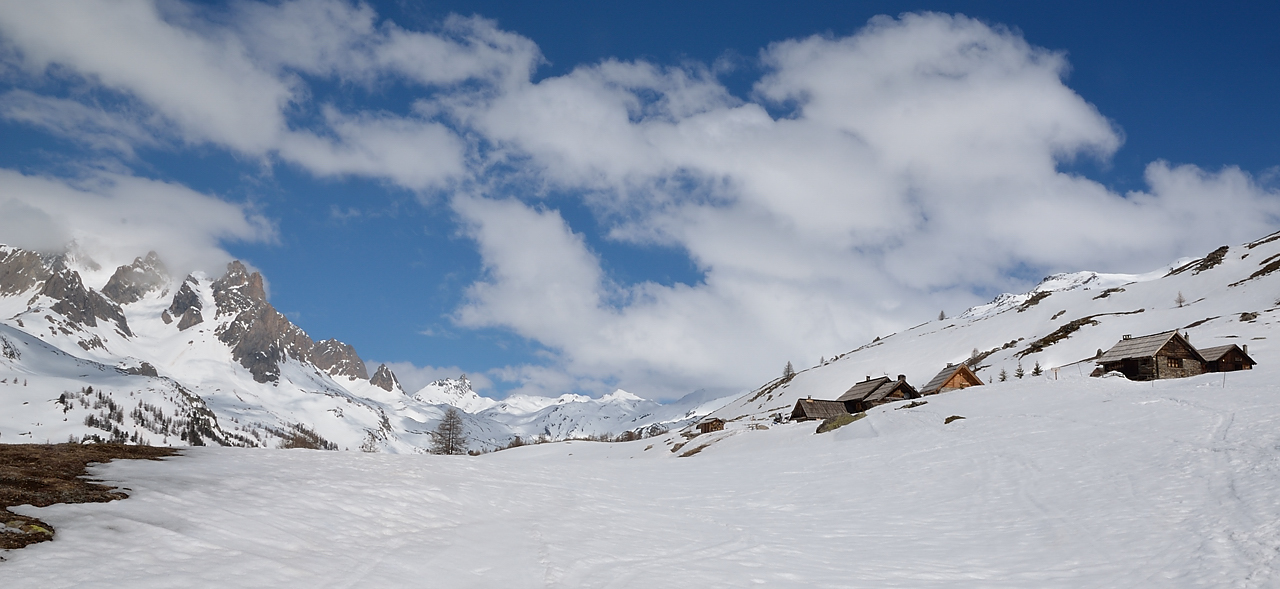 Nevache-20130424-047.jpg - Vue en arriere : le hameau de Ricou