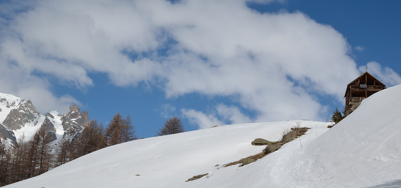Nevache-20130424-051.jpg - belle maison juste en dessous du Ricou