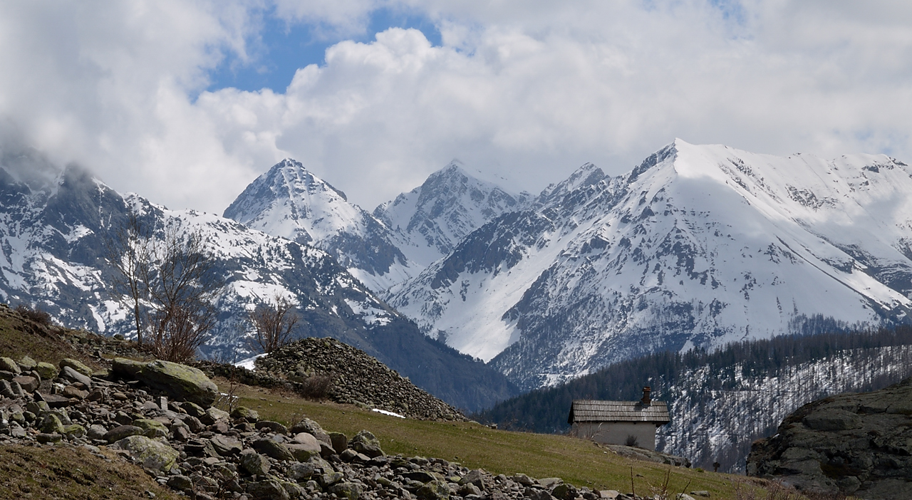Nevache-20130424-054.jpg - la premiere chapelle et au fond c'est ... du cote italien ?