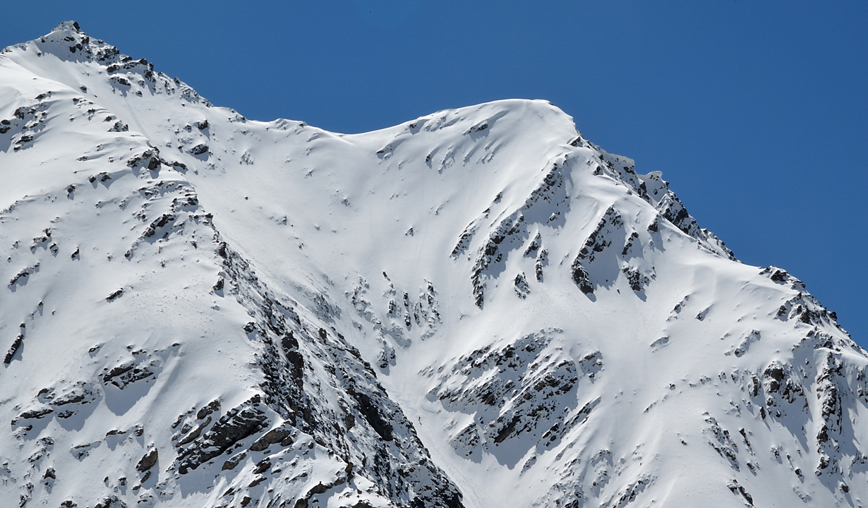 Goleon-20130504-025.jpg - on regardant bien on voit un skieur dans le couloir nord des 3 Eveches -- il parait que c'etait tout boule, et encore bien dur