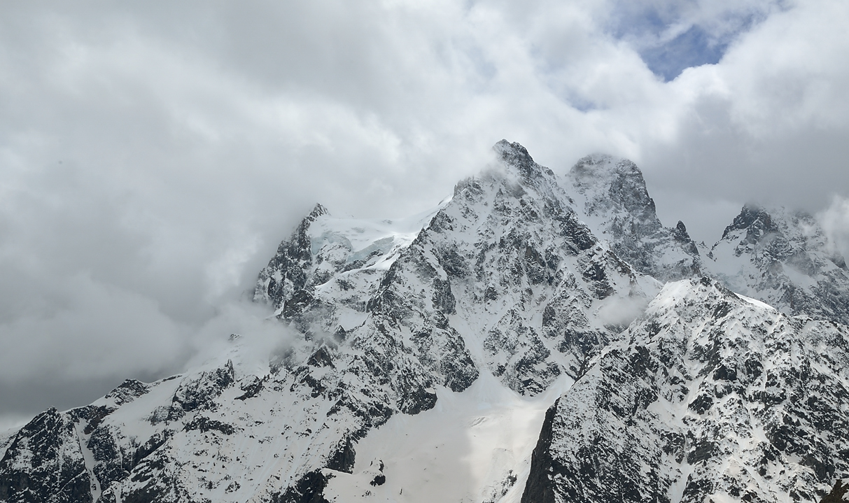 2-FaurioMonetier-20130509-008.jpg - Le Pelvoux vu du refuge, avant la pluie