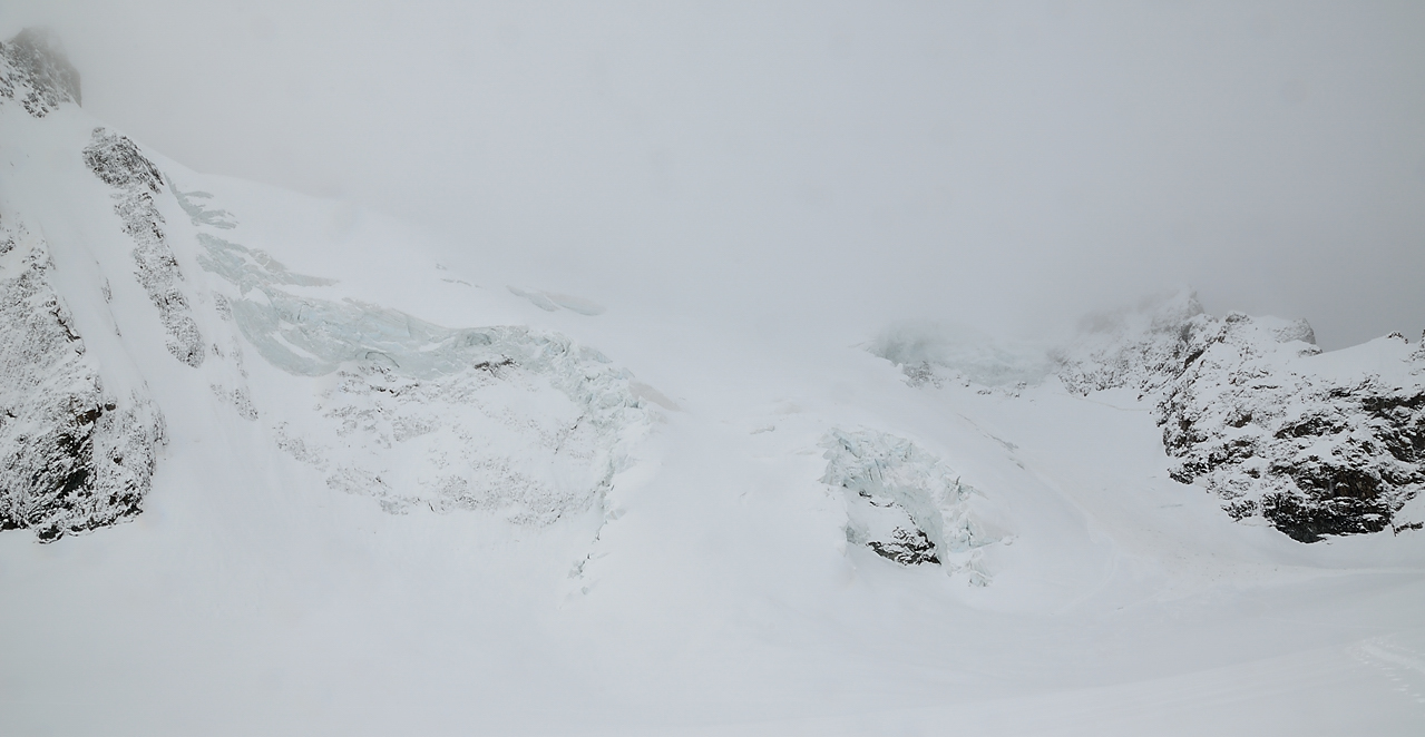 2-FaurioMonetier-20130510-016.jpg - On arrive sous le Dome des Ecrins bien dans la crasse -- on ne voit pas bien l'enorme coulee qui est partie sous nos yeux