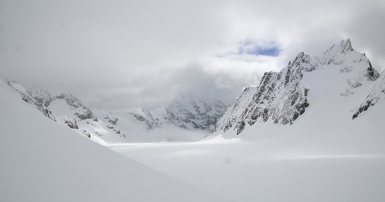 2-FaurioMonetier-20130510-018.jpg - vue en arriere dans la montee a Rauche Faurio -- il fait presque beau sur le Glacier Blanc