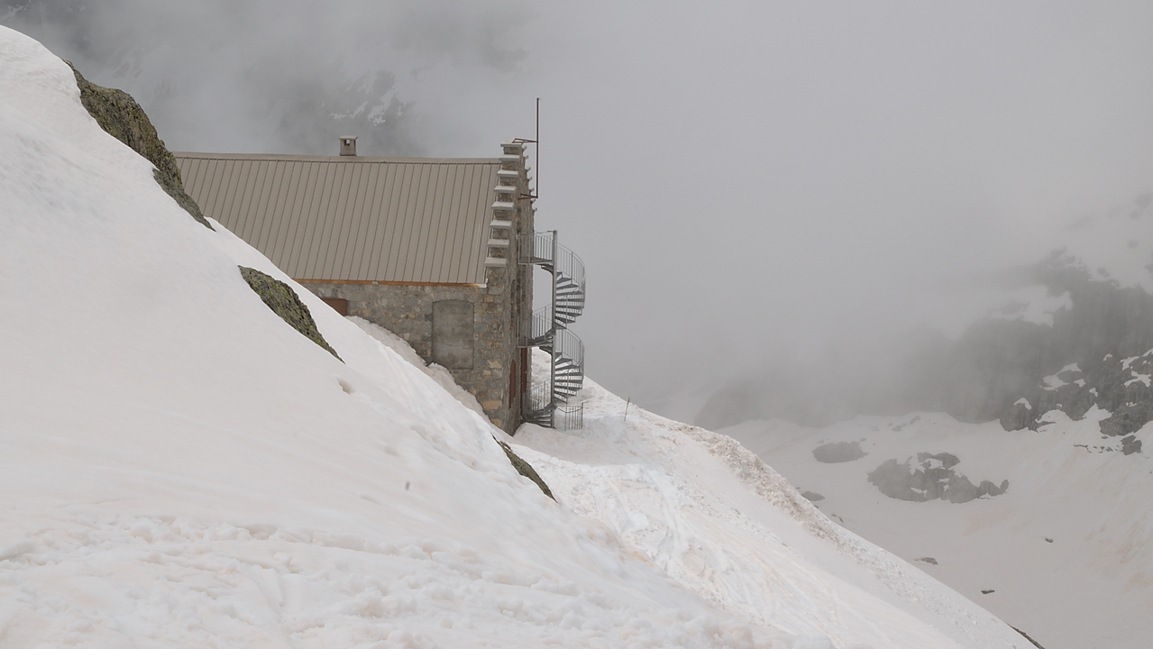 2-FaurioMonetier-20130510-039.jpg - Le refuge Xavier Blanc -- et la neige trempee par la pluie