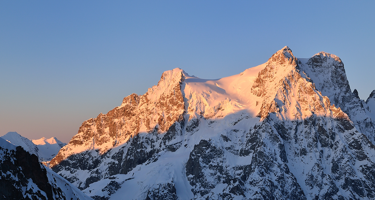 2-FaurioMonetier-20130511-054.jpg - Nous sommes deja pas loin du Col de Monetier quand le soleil se leve -- Le Pelvoux