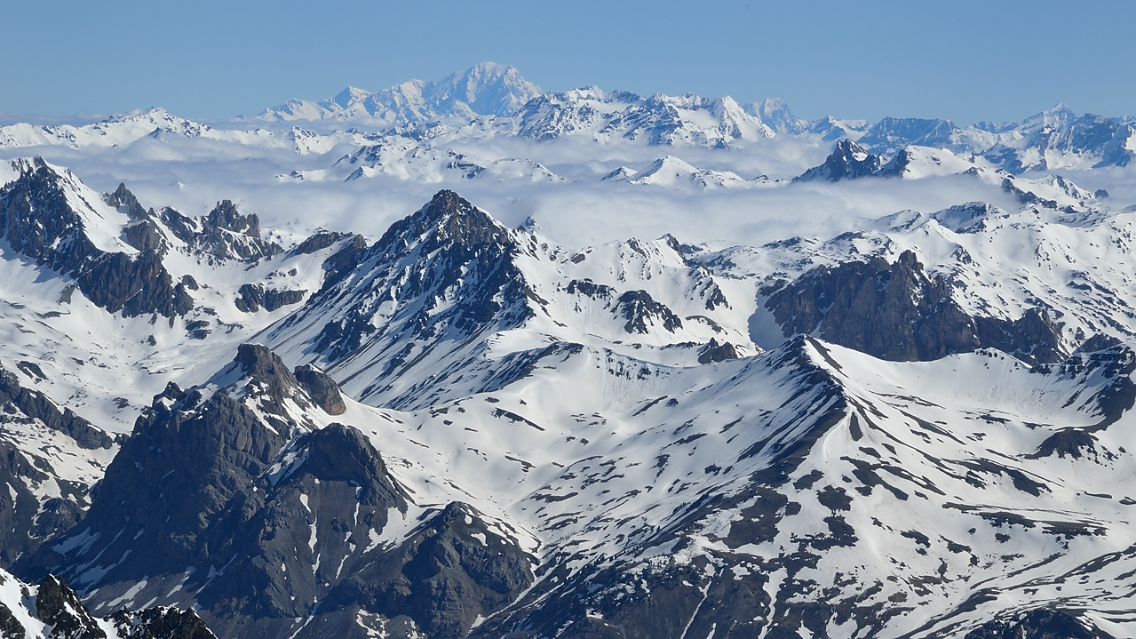 2-FaurioMonetier-20130511-076.jpg - Au col : au fond le Mont Blanc etc