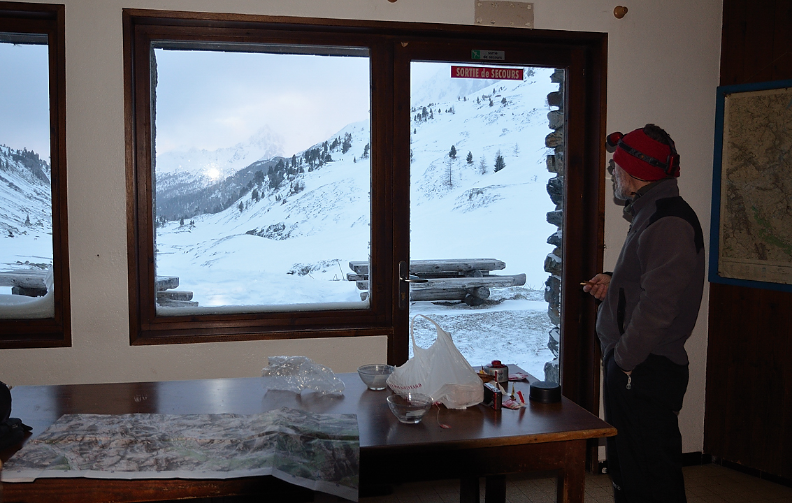 RocheChateau-20130526-004.jpg - Petit dejeuner au refuge