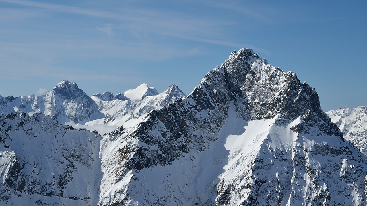 DomeLauze-20130602-013.jpg - L'Aiguille du Plat de la Selle ? et au fond les Rouies