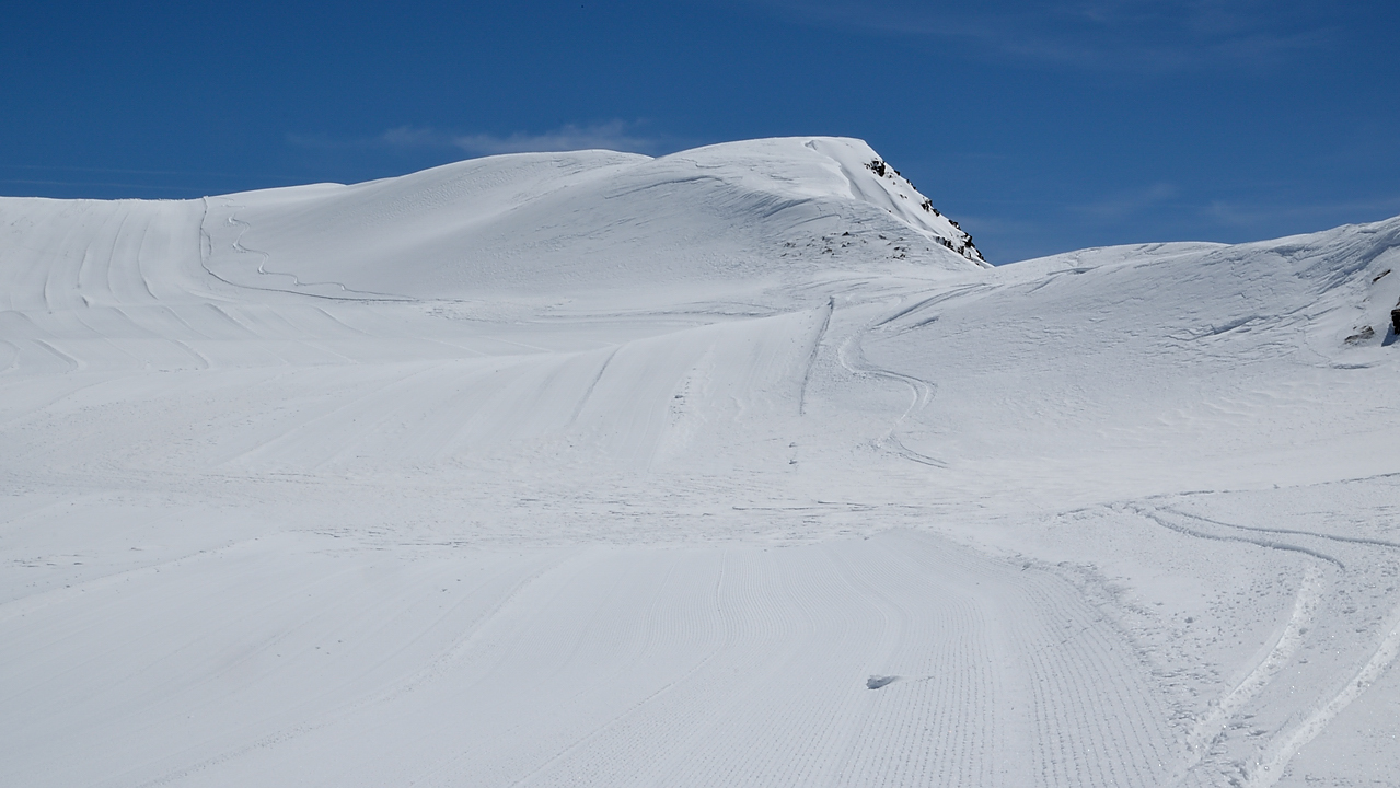DomeLauze-20130602-020.jpg - un tout petit peu de neige fraiche au bord de la piste