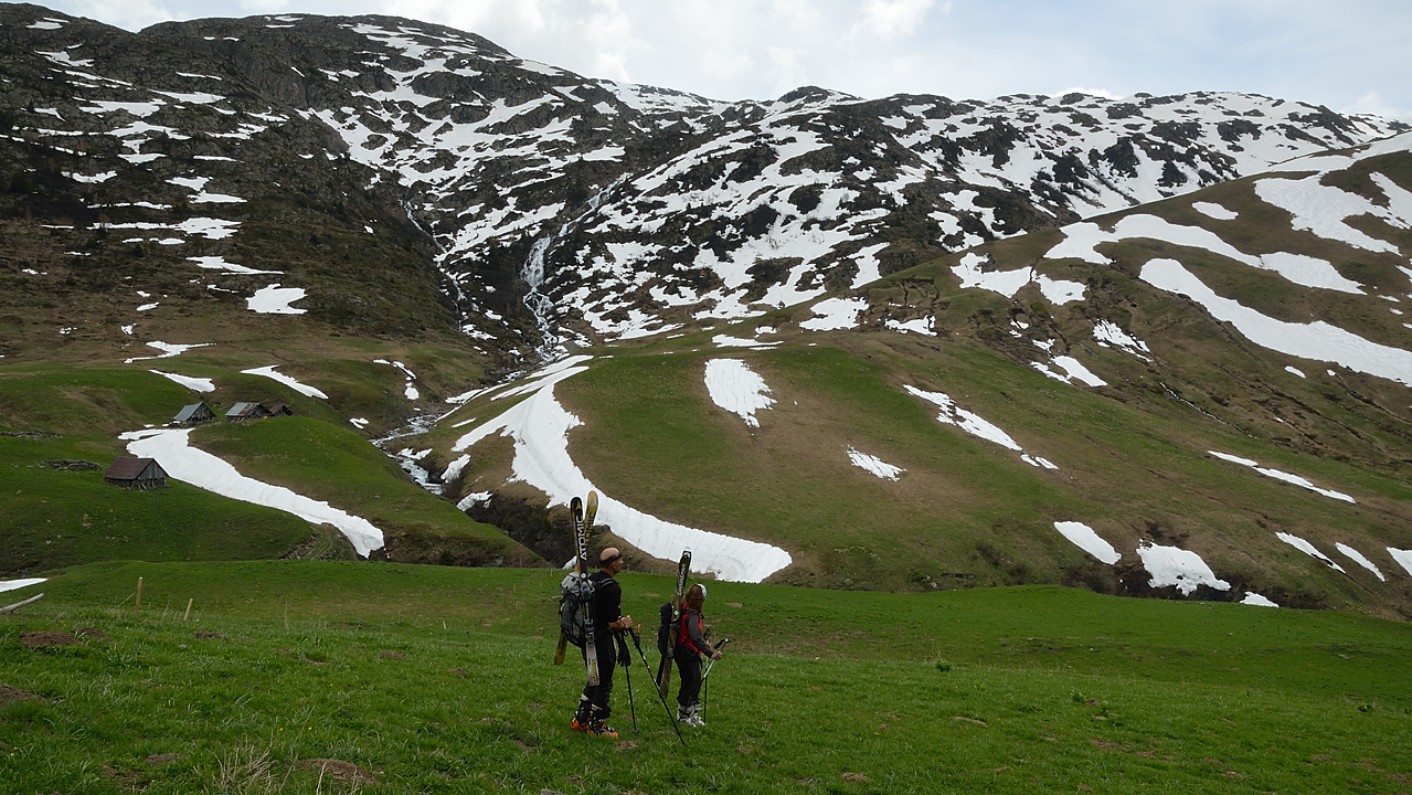 Cochette-2013-06-08-053.jpg - la fin de notre descente vue de l'arrivee a la route -- on n'a pas bcp porte et on aurait pu faire encore mieux
