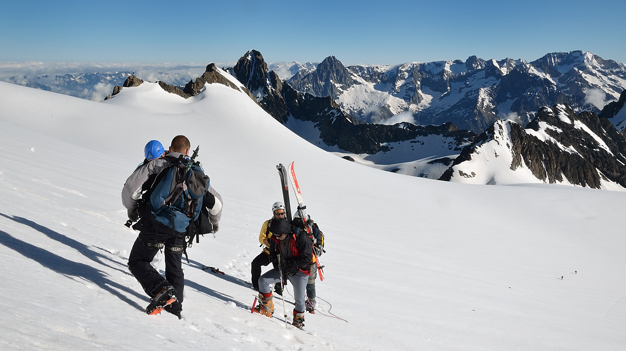 20130623-019-Rouies.jpg - avant d'attaquer la derniere pente -- au fond le massif du Soreiller a droite le Pic de la Grave