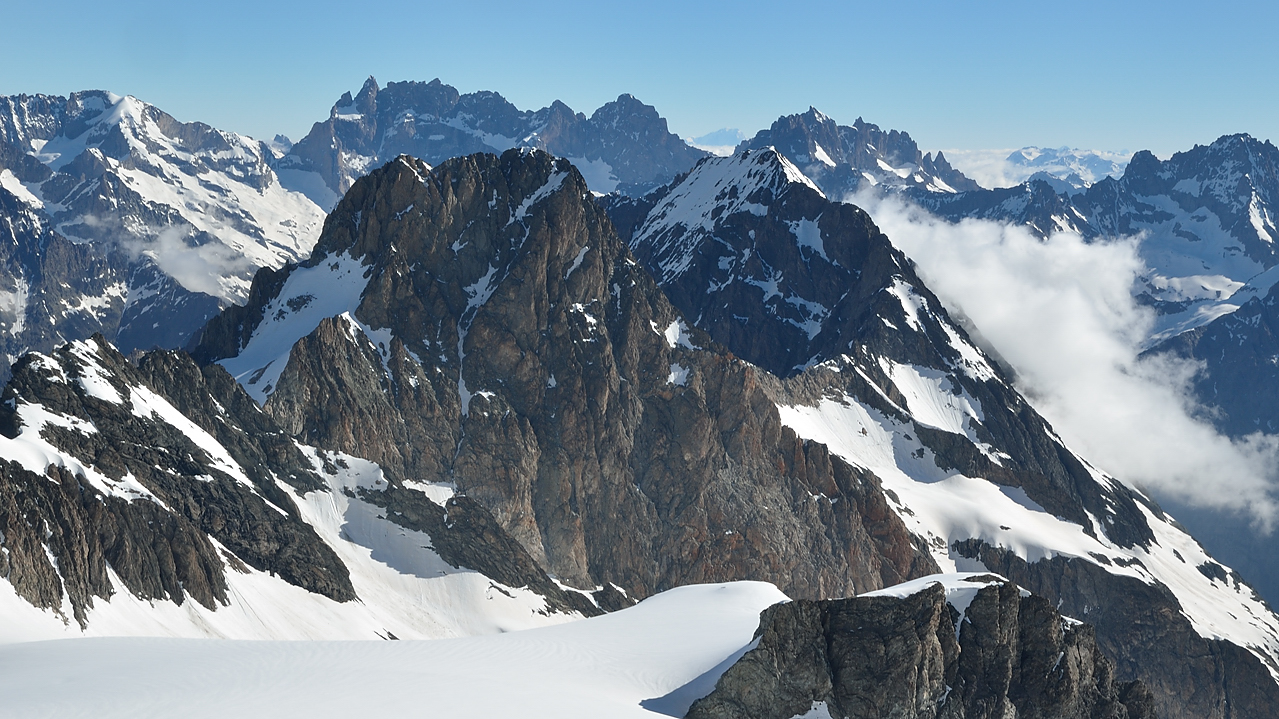 20130623-025-Rouies.jpg - Pic de la Grave, Meije, puis au loin le Mont Blanc, puis La Grde Ruine, ensuite au loin p.e. vers le Grand Paradis