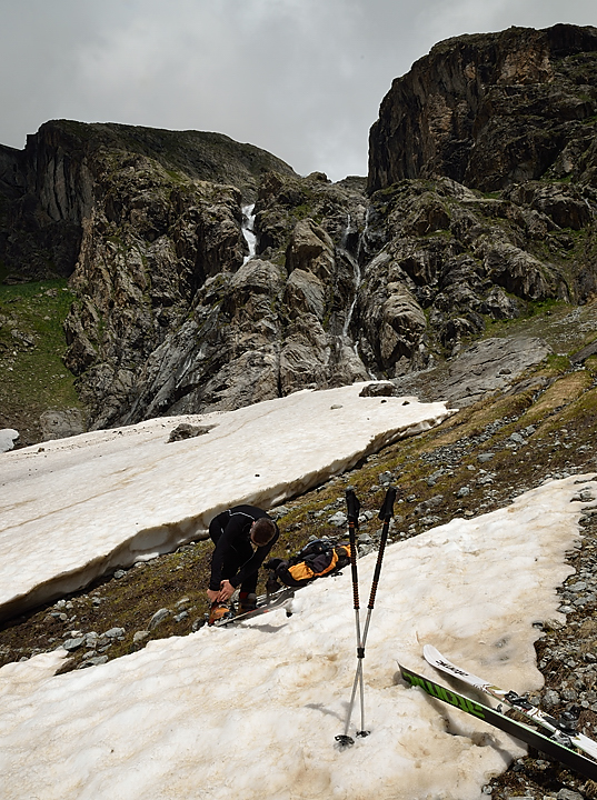 20130623-039-Rouies.jpg - on rechausse pour la derniere (grande descente)