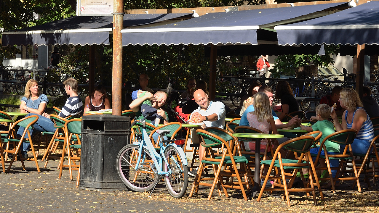 20130907-094-Uppsala.jpg - Enkoying icecream