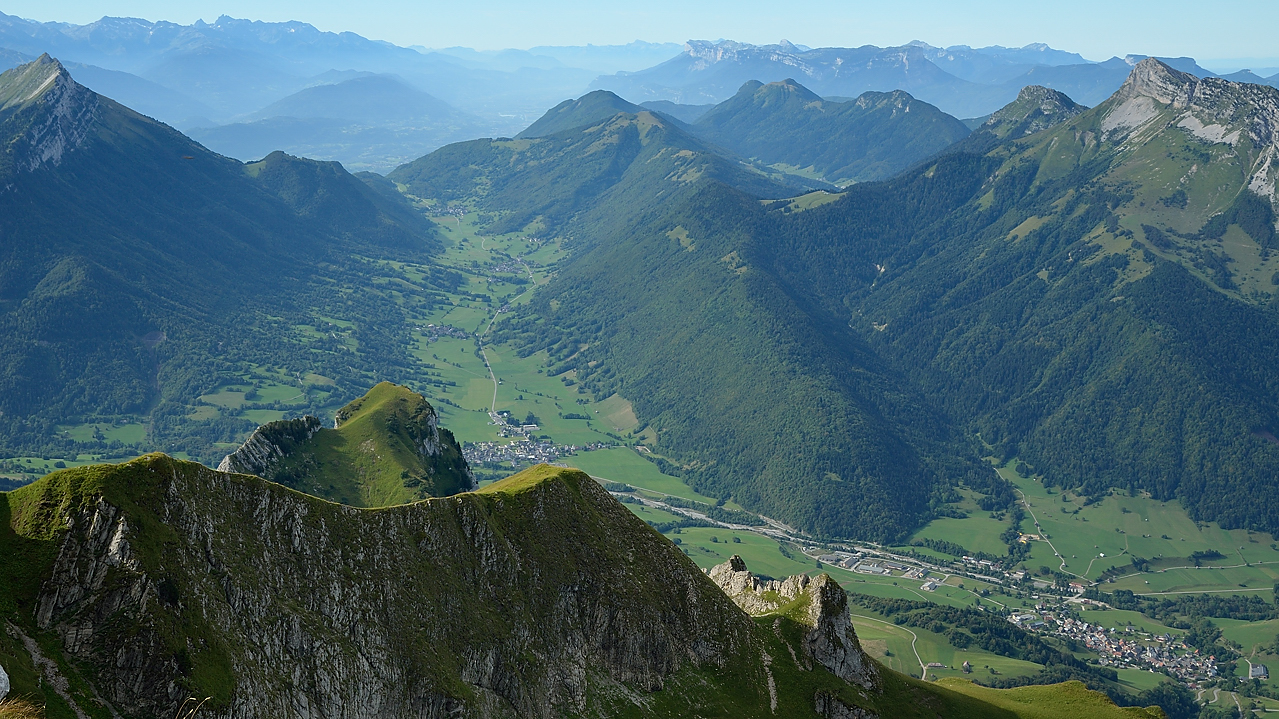 20130914-004-Trelod.jpg - Vue du sommet : village Ecole et col du Frene -plus loin le Gresivaudain