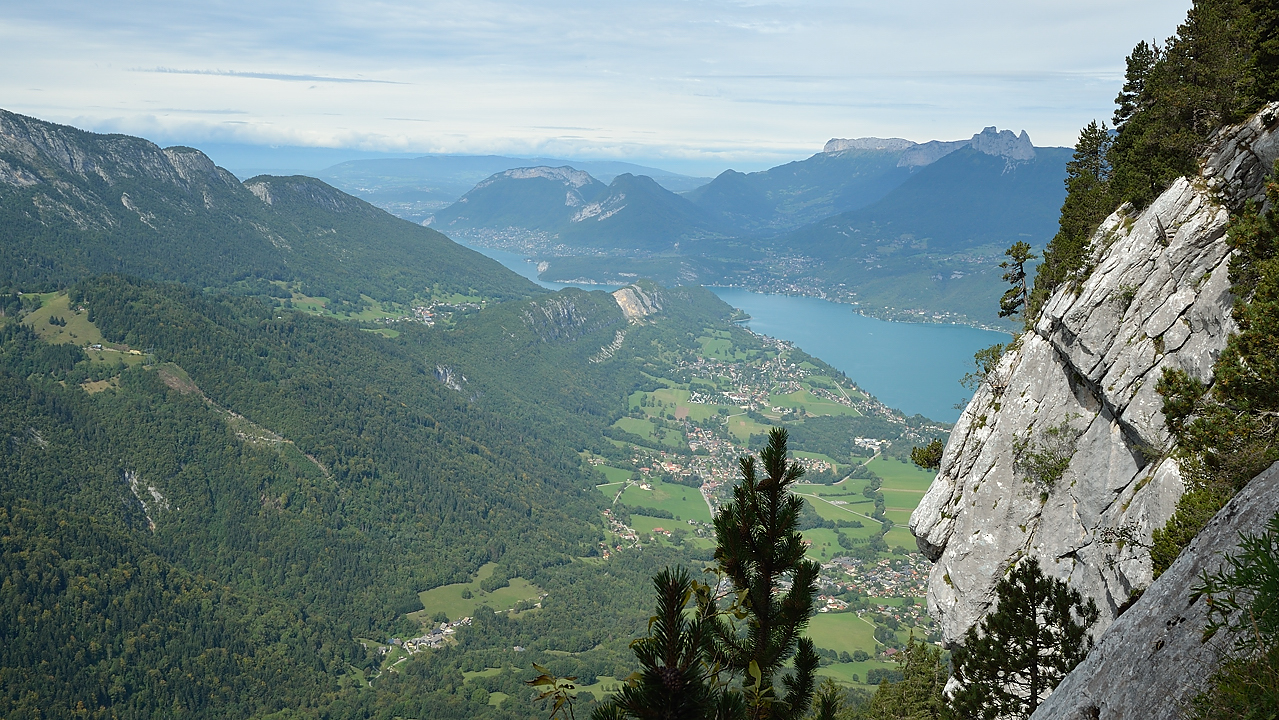 20130914-017-Trelod.jpg - Apres la traversee de l'arete, belle vue sur le lac d'Annecy