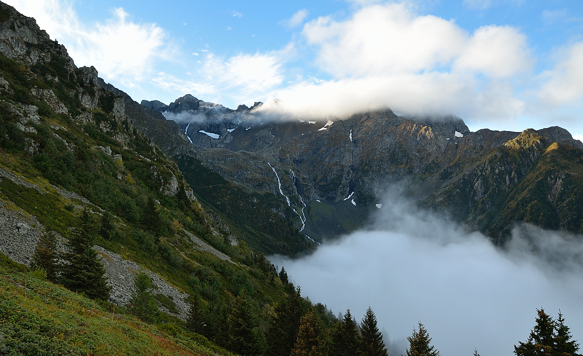 20131006-001-MineDeFer.jpg - Au refuge Jean Collet : on a laissee la couche de nuages derriere nous