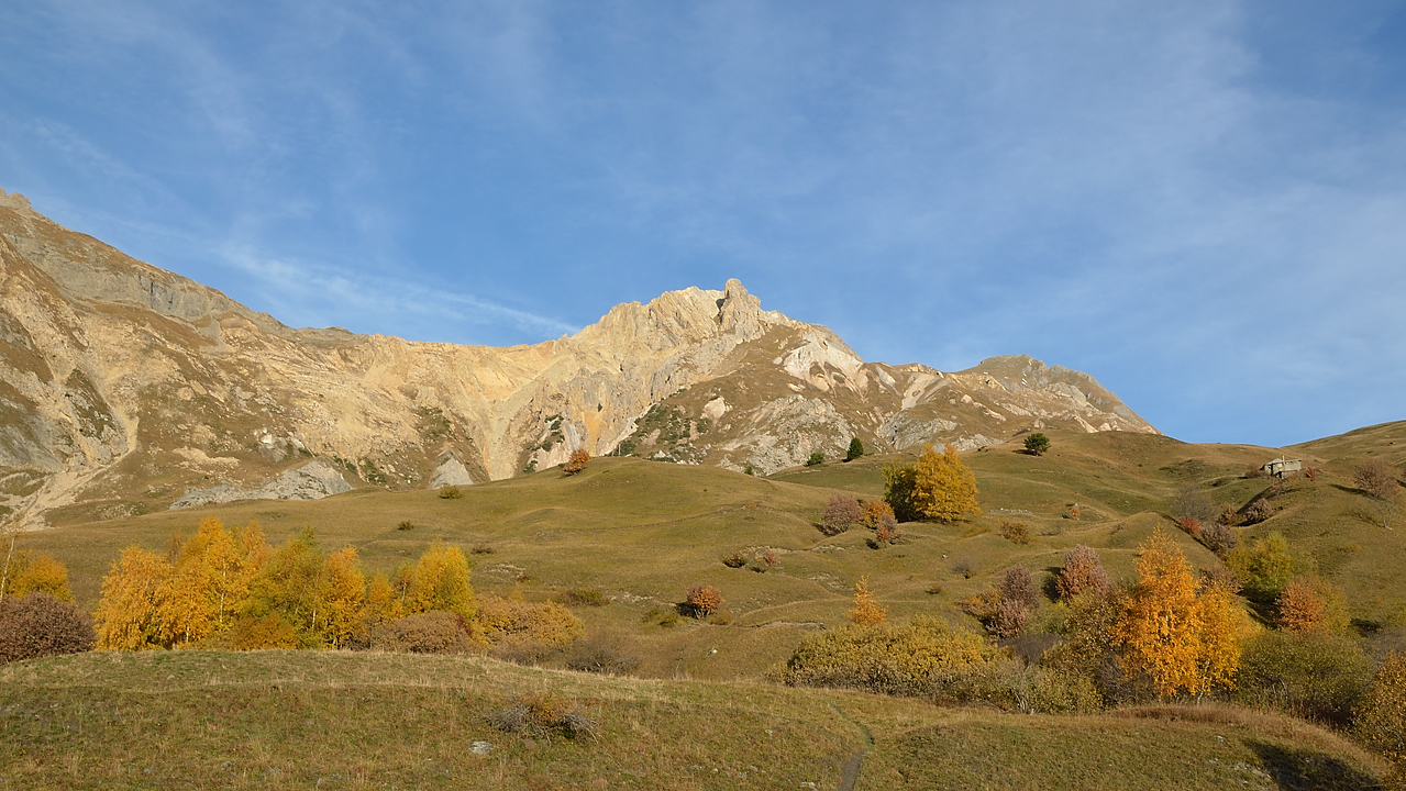 20131026-001-PerronEncombres.jpg - un peu apres le depart, enfin au soleil, vue sur le Chateau d'Aubert et derrier notre sommet, le Grand Perron des Encombres