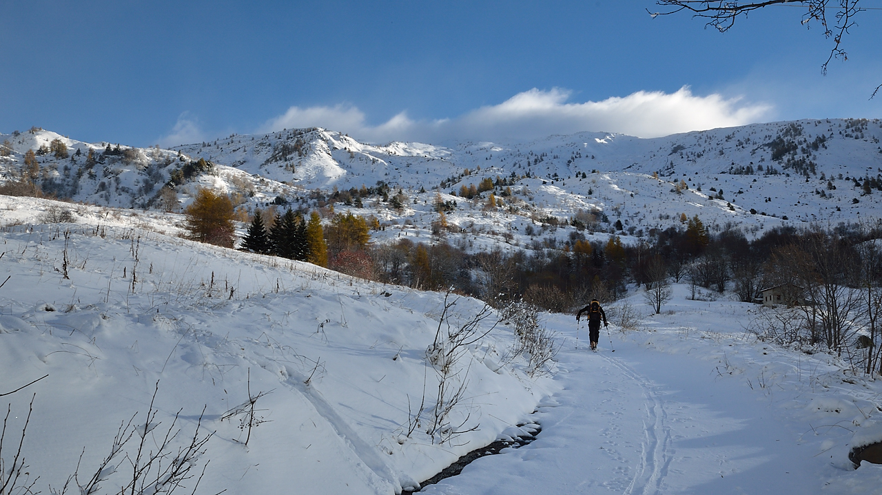 20131111-001-EncombreSki.jpg - Apres le depart du Charbutan, cette fois sur la route
