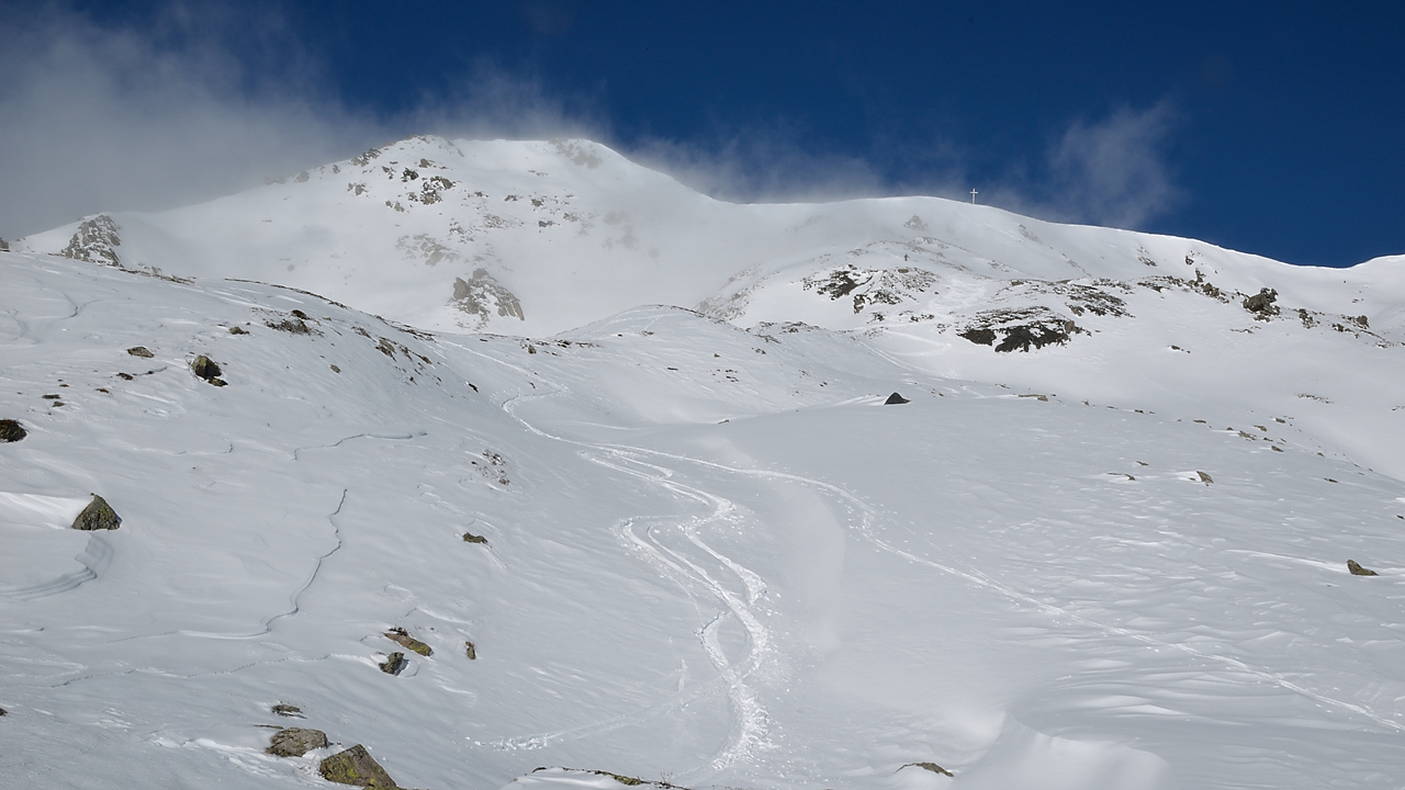 20131111-010-EncombreSki.jpg - Dans la descente : nos traces et notre col (un peu a droite de la croix)