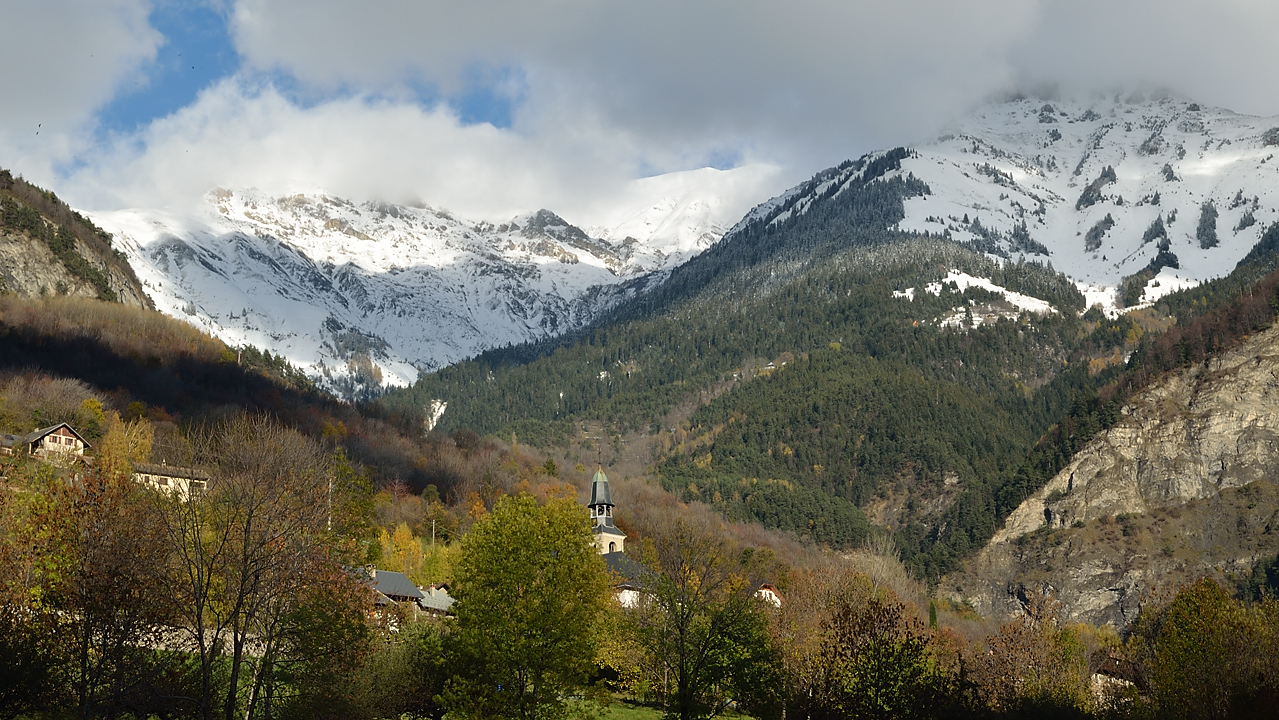 20131111-026-EncombreSki.jpg - Le village de Montvernier et au-dessus le Grand Coin (en fait, j'ai fait ca a ski un jour)