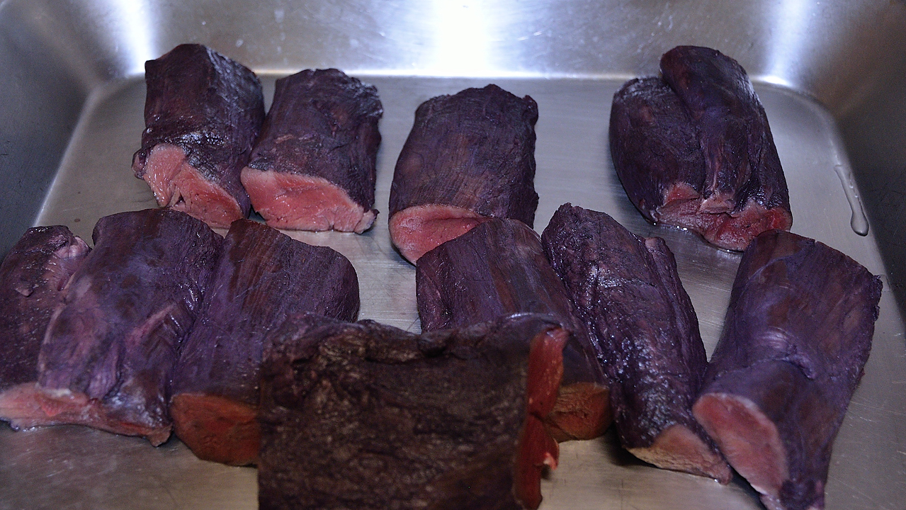 20131113-006-EddyGibier.jpg - Les filets de biche, macerés dans le vin et égouttés