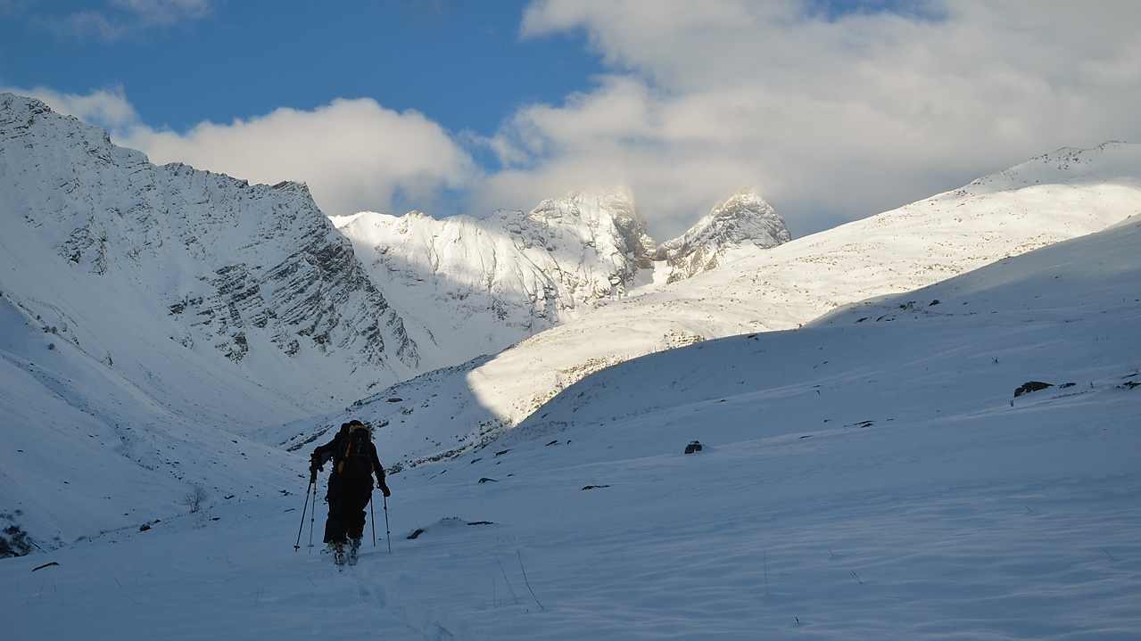 20131116-004-AigEpaisseur.jpg - Dans le long et ombrageux Vallon des Aiguilles. A droite notre sommet et en face a l'ombre le refuge
