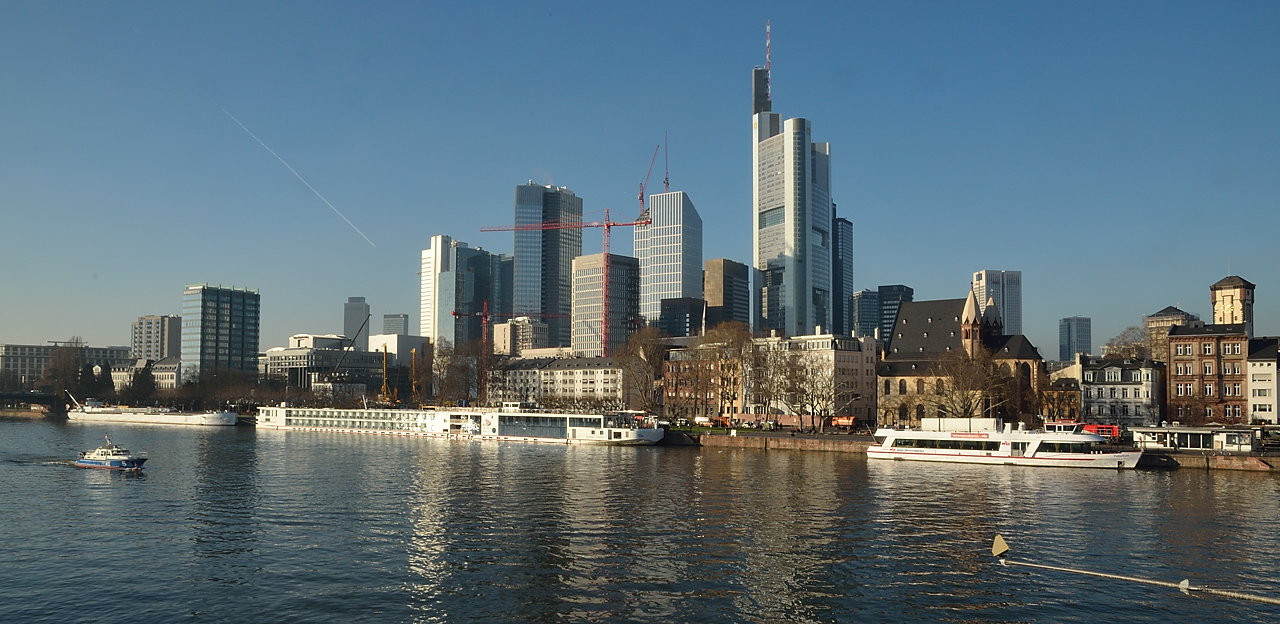20131210-150-VancouverRTSS.jpg - no, this is not Vancouver ... but the --- more and more impressive --- skyline of Frankfurt