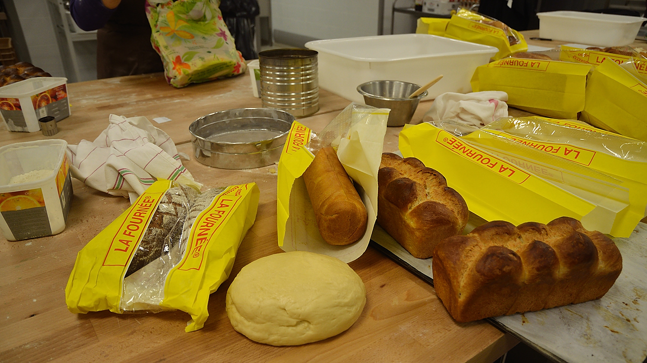 20131219-020-Boulangerie.jpg - les pains finis: pains méteil, pâte, pain de mie moulé, pains brioché ... il y en a tellement que j'oublie les deux autres pains de mie ..