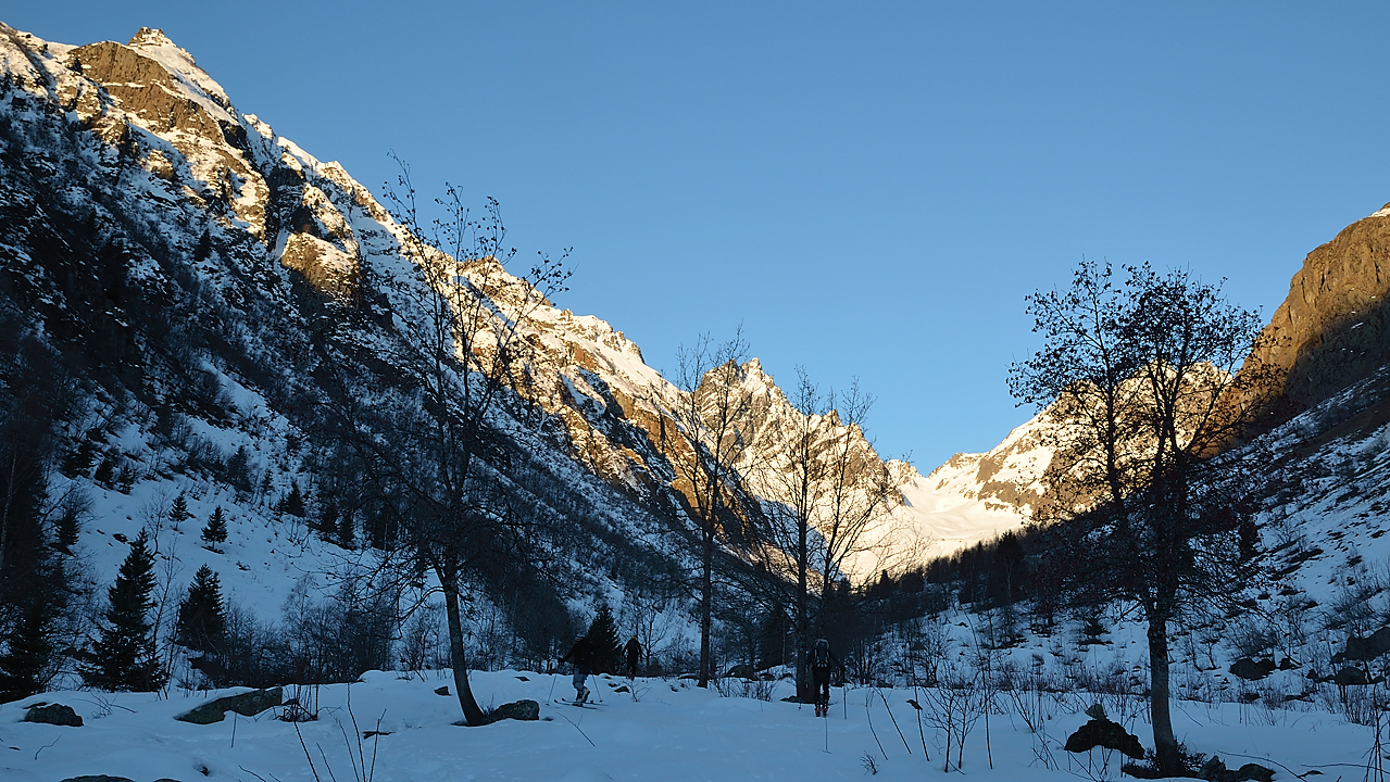 20140112-001-AupduPont.jpg - Juste apres la passerelle a 1km des Roches ... on vient de chausser les ski