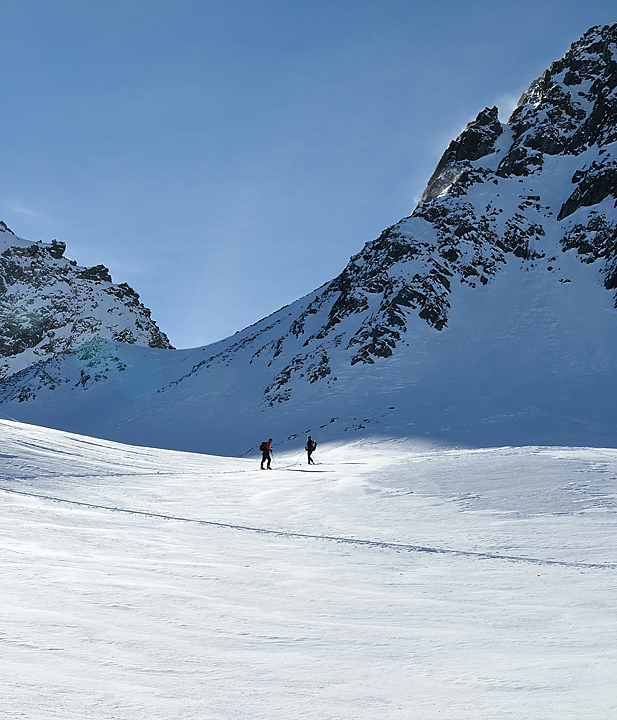 20140125-030-Comberousse.jpg - Nos camarades d'un jour continuent vers le col de Comberousse (a l'ombre)