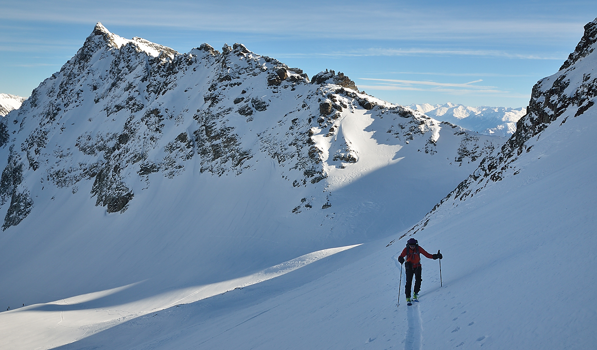 20140125-033-Comberousse.jpg - dans les pentes de la Comberousse: vue vers l'est et au plus pres le Charmet d'Aiguille
