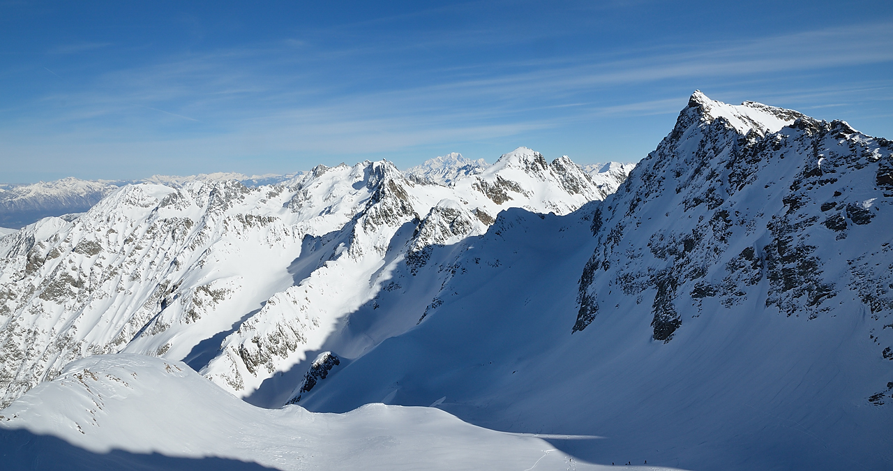 20140125-034-Comberousse.jpg - dans les pentes de la Comberousse: vue vers le nord --- au loin le Mont Blanc