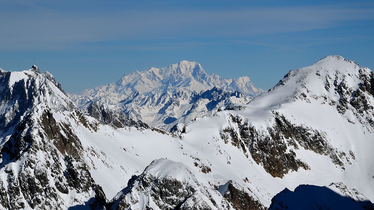 20140125-035-Comberousse.jpg - Au loin le Mont Blanc -- et le sommet tout pres a droite, serait-ce l'Aup du Pont ?