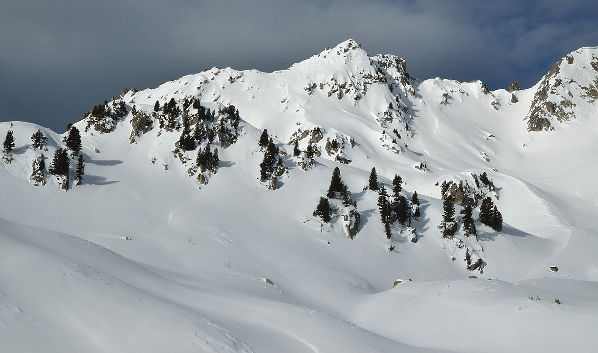 20140201-020-GrdsMoulins.jpg - En haut du couloir a droite on voit bien la grande pierre double que nous atteindrons --- nous sommes encore loin du sommet